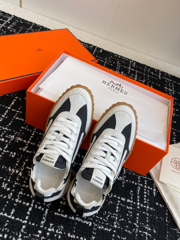 أحذية Jet Series الرياضية المصنوعة من جلد الغزال من Hermes بلون ابيض\اسود