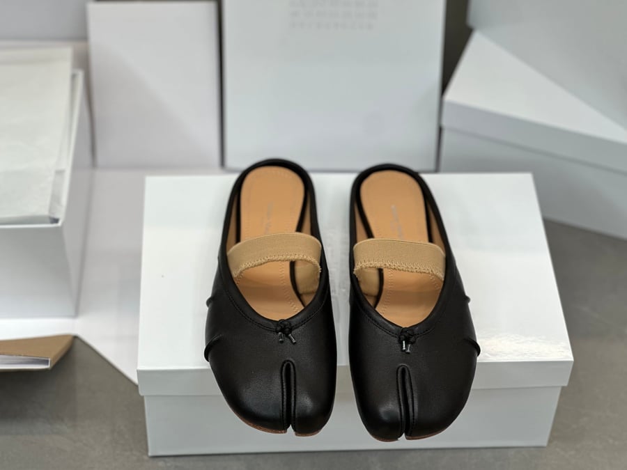 أحذية الباليه المسطحة ذات الكعب المتوسط ​​والمطوية من Maison Margiela بلون اسود