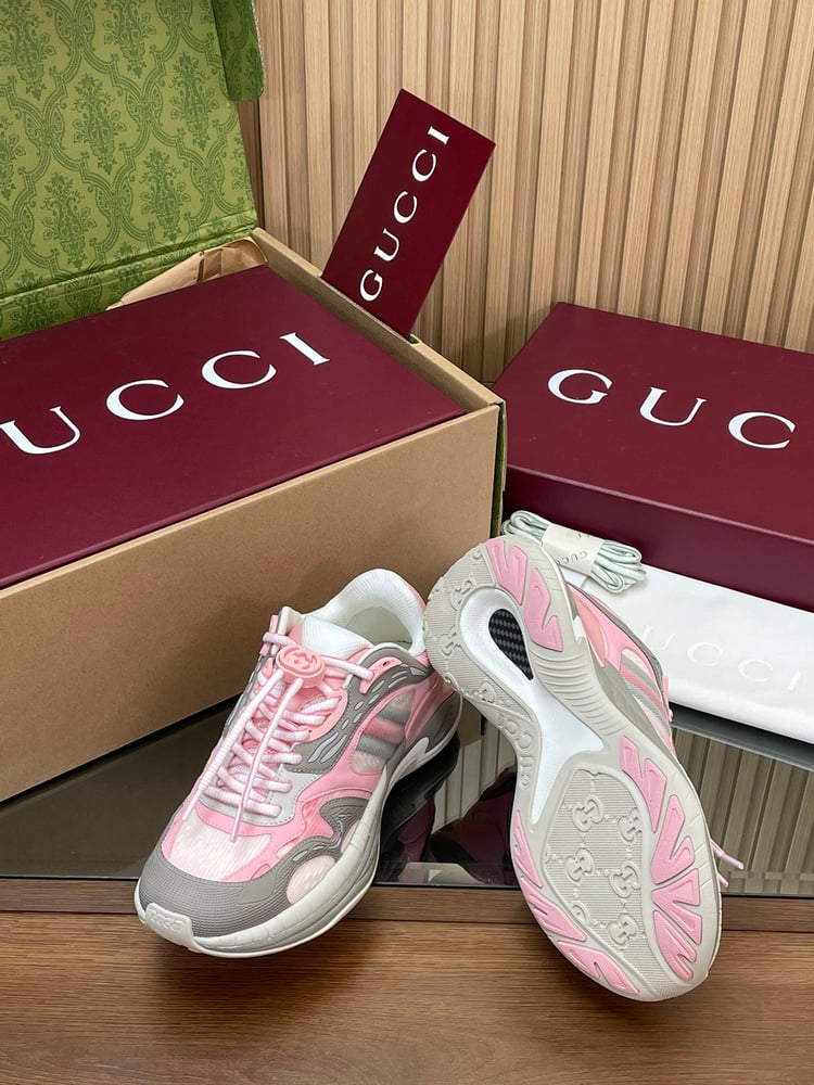 أحذية رياضية كاجوال برباط مزدوج متشابك من Gucci باللون الابيض والوردي