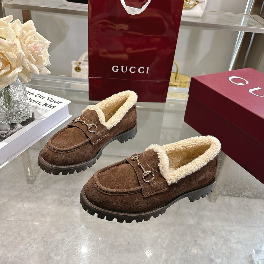 حذاء غوتشي سيلك من جلد الغزال مزين بفرو الشيرلينغ باللون البني الداكن