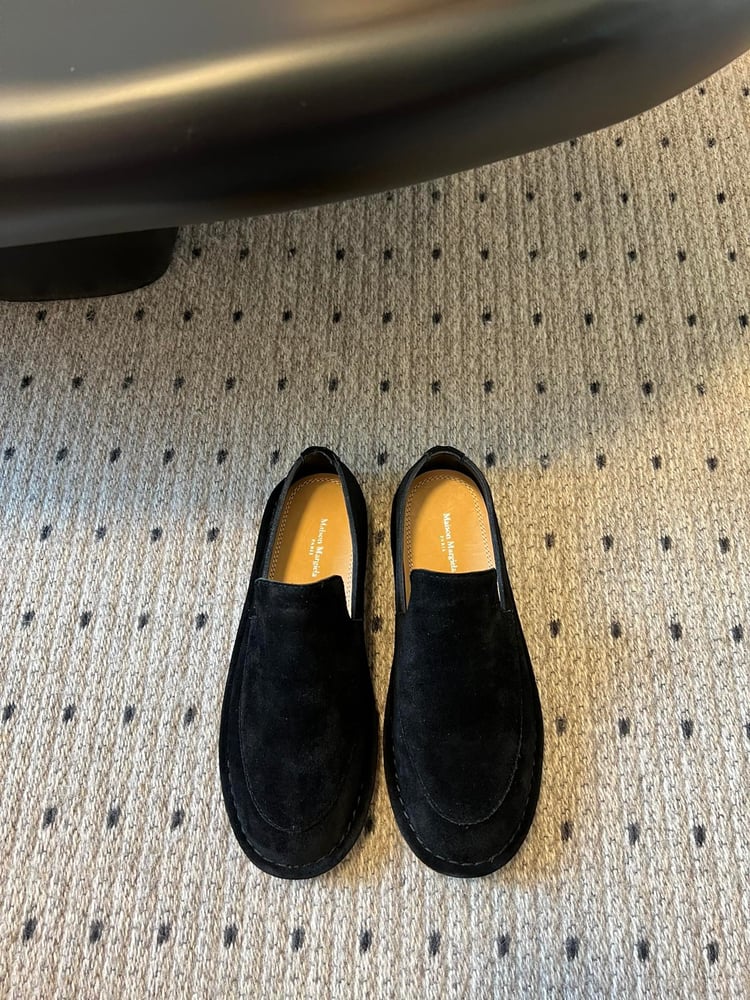 حذاء لوفرز من جلد الغزال من Maison Margiela باللون الأسود