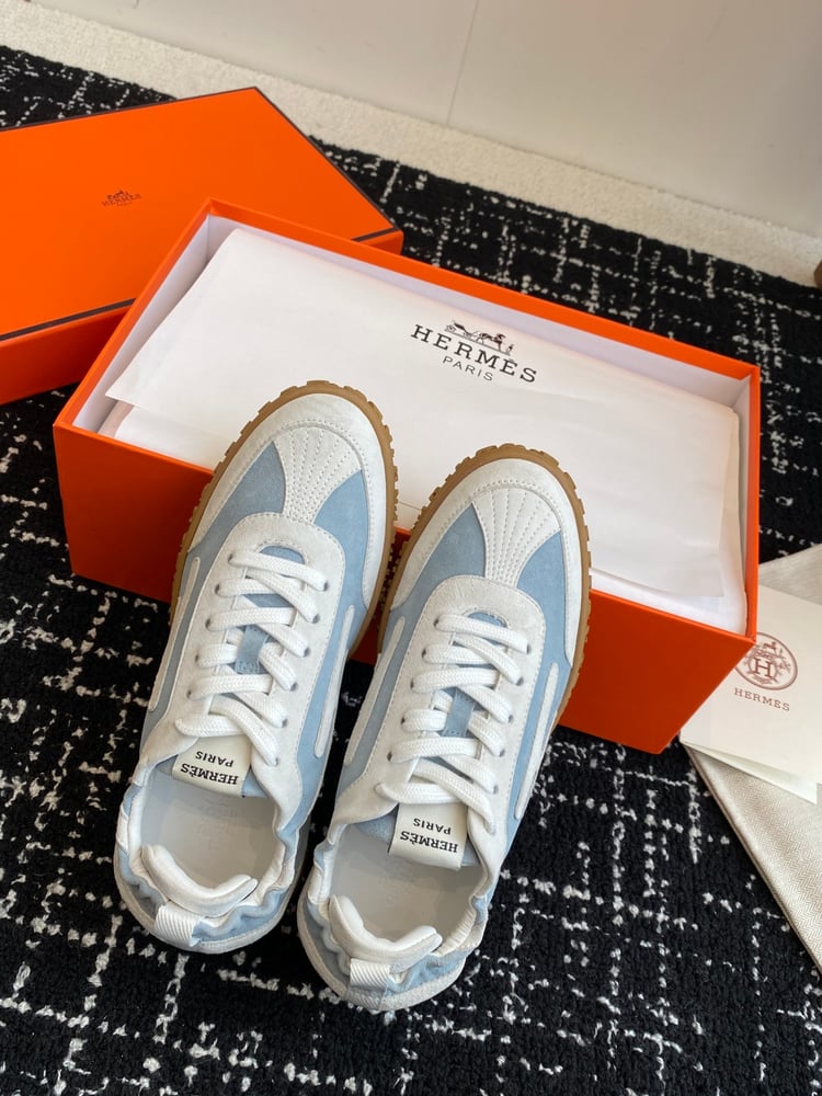 أحذية Jet Series الرياضية المصنوعة من جلد الغزال من Hermes بلون ابيض\سماوي