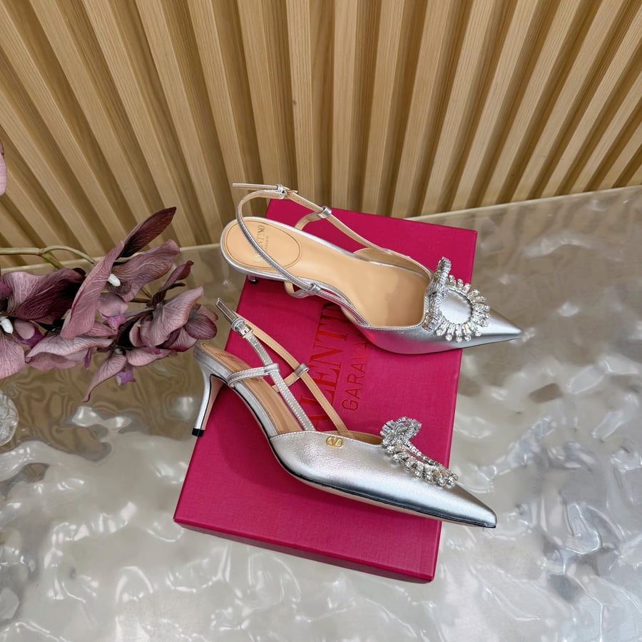حذاء بكعب مفتوح من الخلف من الجلد مزين بالكريستال من Valentino Garavani VLogo Signature باللون الأسود