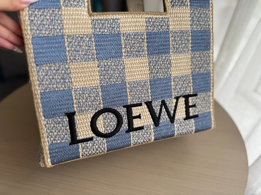 حقيبة تسوق من القش مطرزة بشعار Loewe
