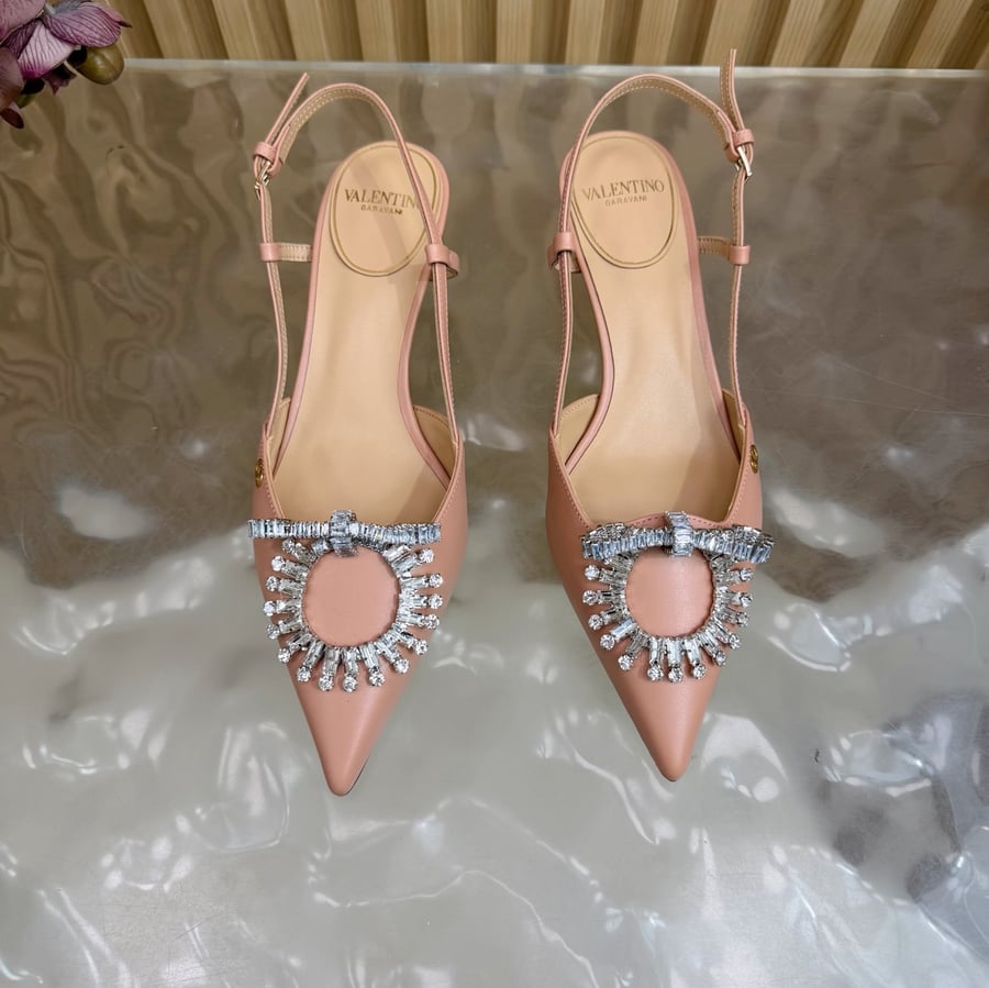 حذاء بكعب عالٍ من الجلد مزين بالكريستال من Valentino Garavani VLogo Signature باللون البيج