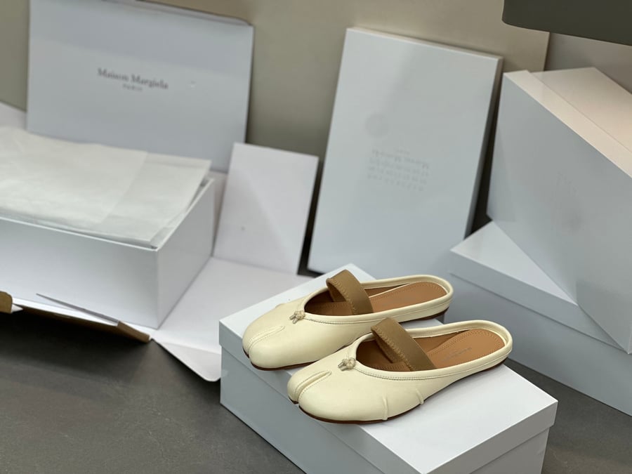 أحذية الباليه المسطحة ذات الكعب المتوسط ​​والمطوية من Maison Margiela بلون ابيض