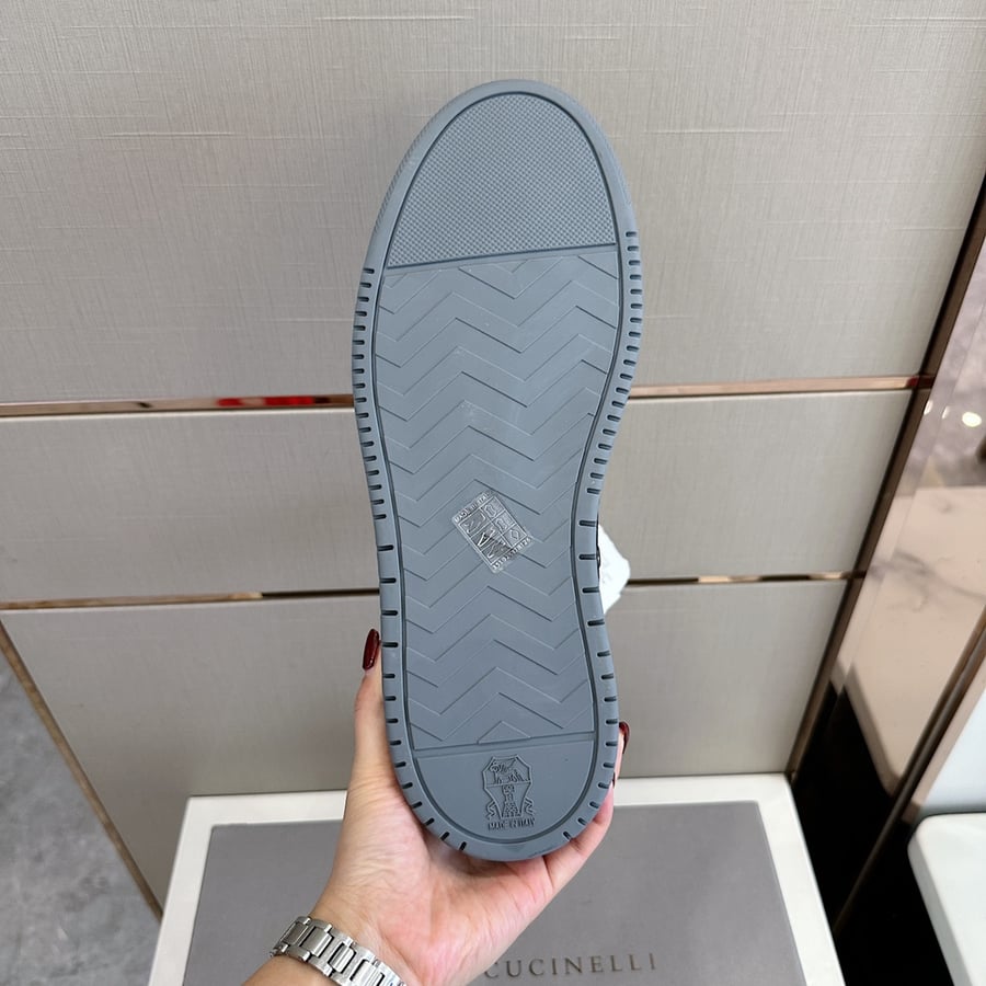 حذاء رياضي رجالي من Brunello Cucinelli مصنوع من جلد العجل السويدي باللون الأسود