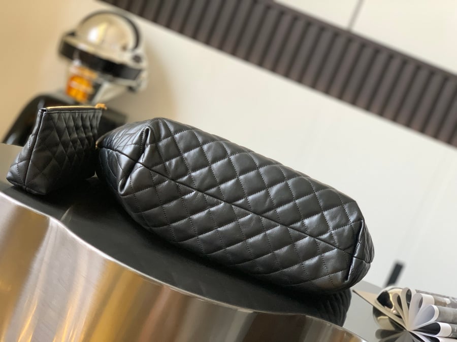 حقيبة تسوق مبطنة من جلد الغنم من Saint Laurent ICARE باللون الأسود