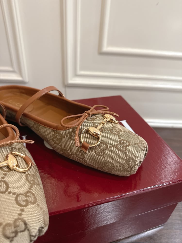 حذاء ميول نسائي من سلسلة Gucci Horsebit بلون بني