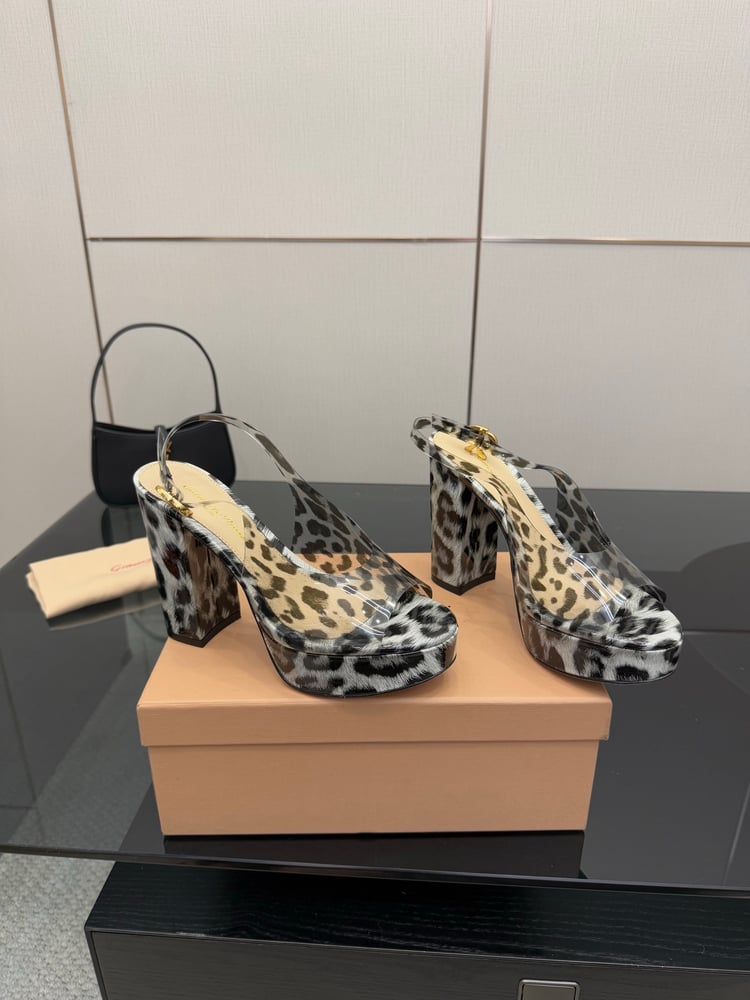 صنادل جديدة من Gianvito Rossi