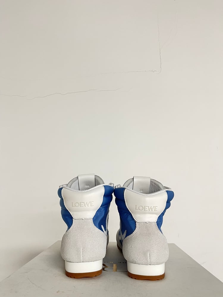 حذاء Loewe New Retro High Top باللونين الأبيض والأزرق