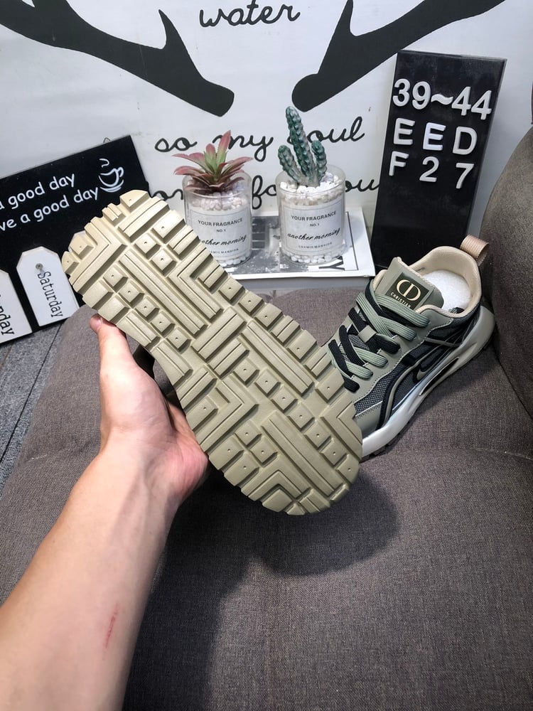 حذاء رياضي DIOR غير قابل للانزلاق ومقاوم للتآكل