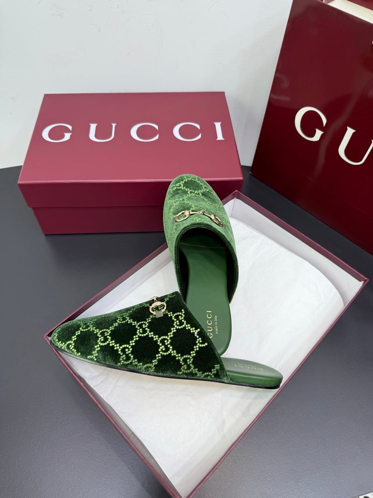 حذاء غوتشي النسائي المفتوح من الخلف والمزين بكريستال GG ولجام حصان باللون الأخضر