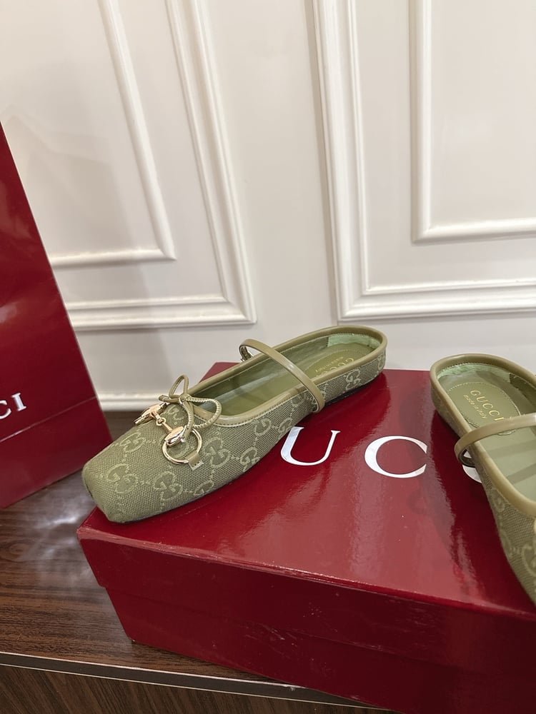 حذاء ميول نسائي من سلسلة Gucci Horsebit بلون اخضر
