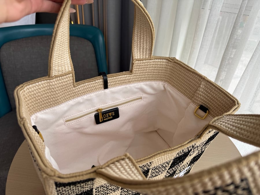 حقيبة تسوق من القش مطرزة بشعار Loewe