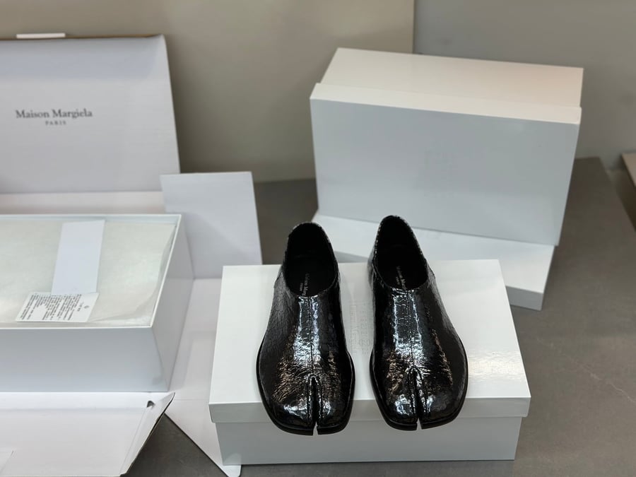 أحذية Maison Margiela MM6 ذات المقدمة المنفصلة بلون اسود