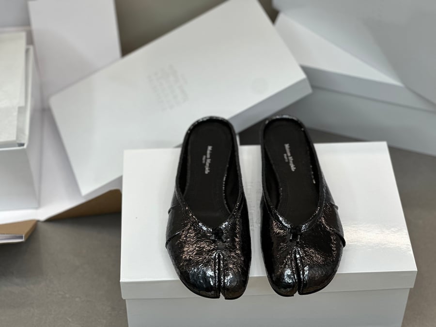 أحذية الباليه المسطحة ذات الكعب المتوسط ​​والمطوية من Maison Margiela بلون اسود