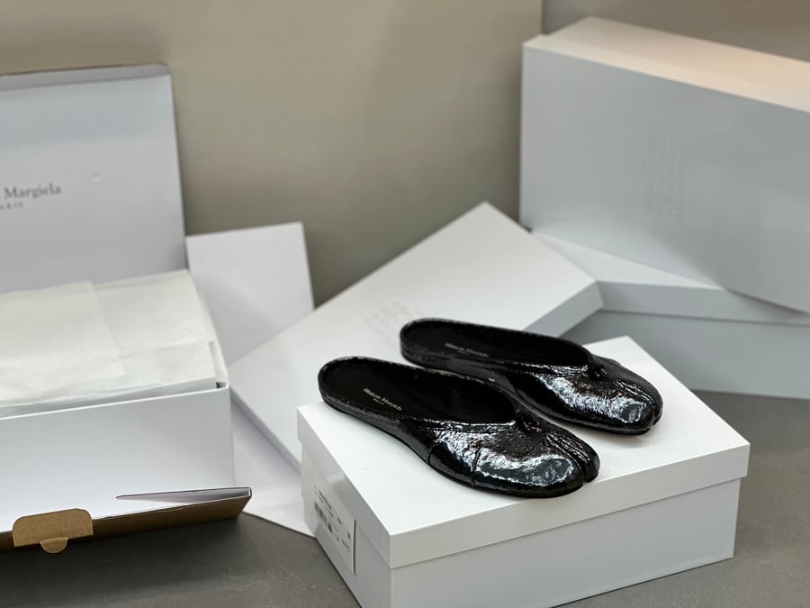 أحذية الباليه المسطحة ذات الكعب المتوسط ​​والمطوية من Maison Margiela بلون اسود