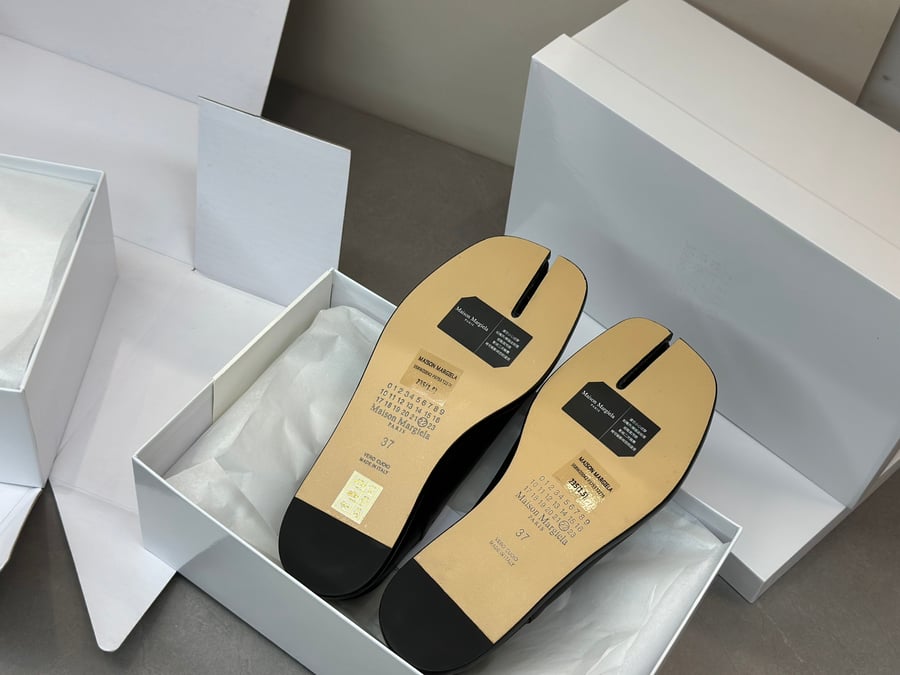 أحذية Maison Margiela MM6 ذات المقدمة المنفصلة بلون اسود