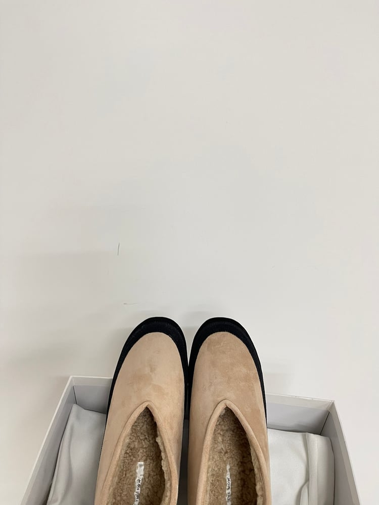 حذاء صوف سهل الارتداء من The Row باللون البيج