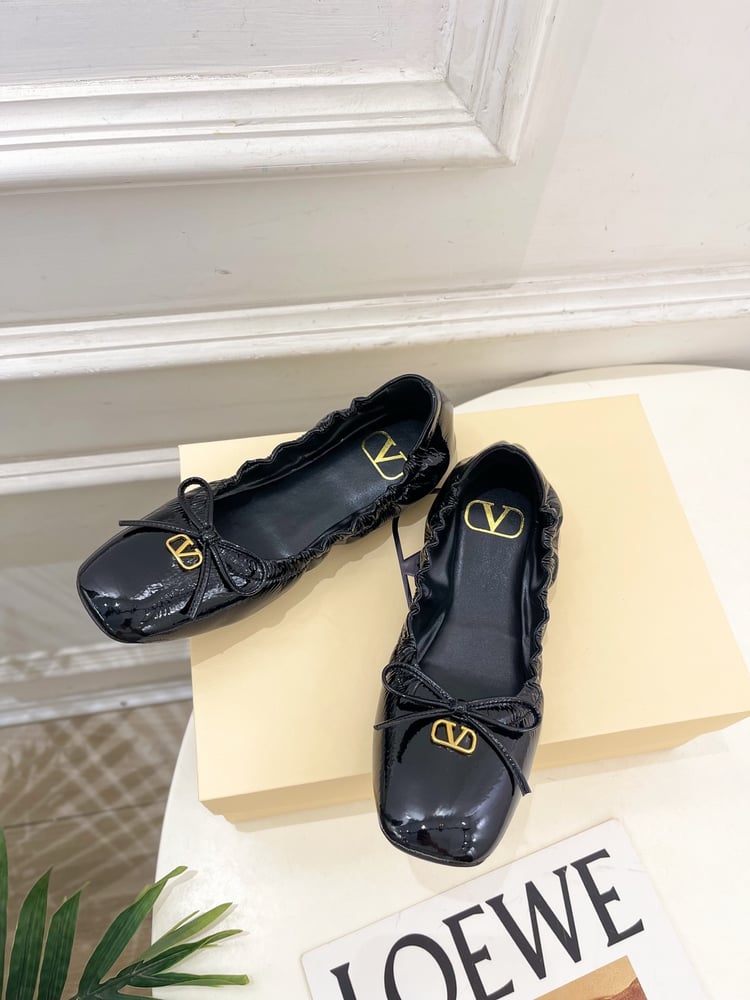 حذاء باليه مسطح من Valentino VT Bow باللون الأسود