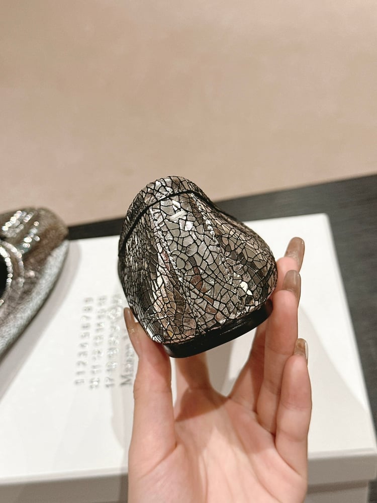 حذاء ميزون مارجيلا الجلدي المسطح باللون الرمادي