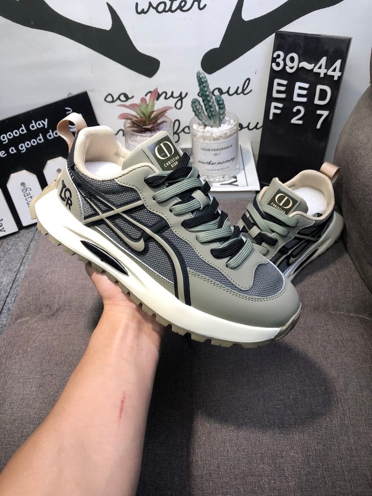 حذاء رياضي DIOR غير قابل للانزلاق ومقاوم للتآكل