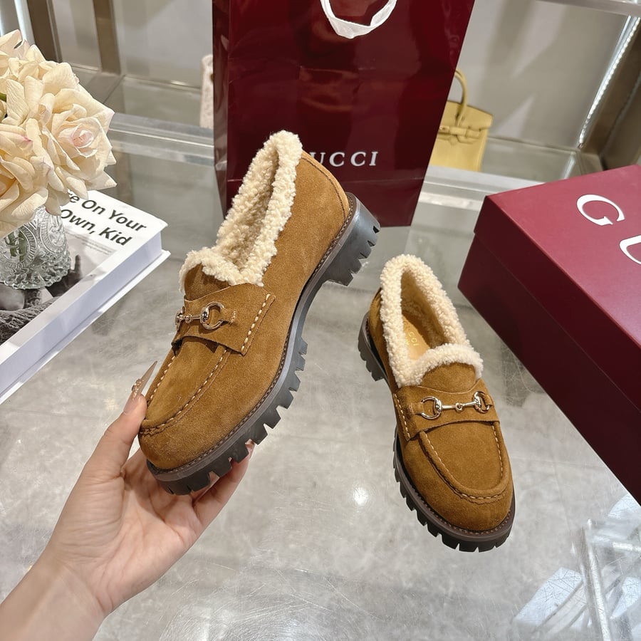 حذاء غوتشي سيلك من جلد الغزال البني مزين بفرو الشيرلينغ