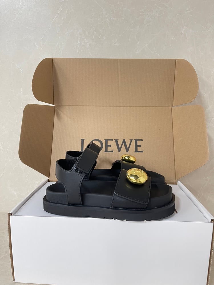 صنادل جديدة بكعب عالي Loewe