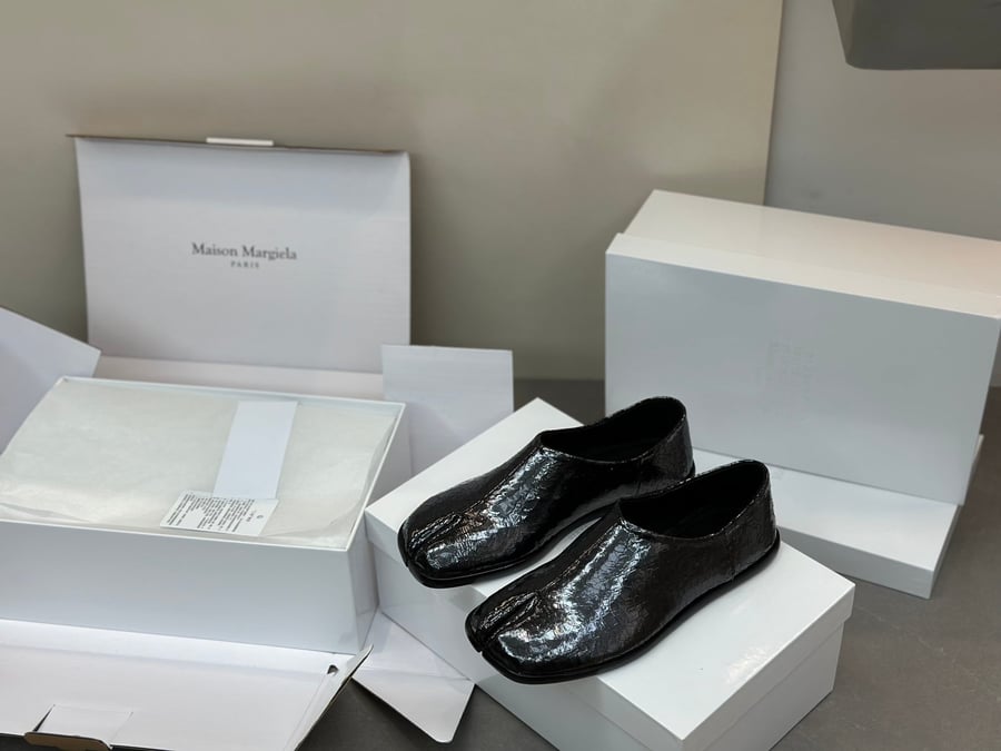 أحذية Maison Margiela MM6 ذات المقدمة المنفصلة بلون اسود