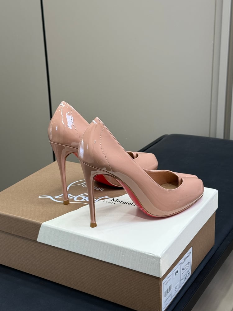 حذاء مسطح من Maison Margiela x Christian Louboutin Tabi باللون الوردي