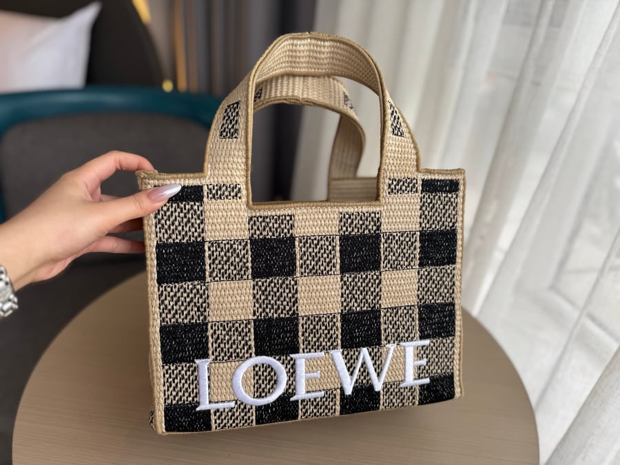 حقيبة تسوق من القش مطرزة بشعار Loewe