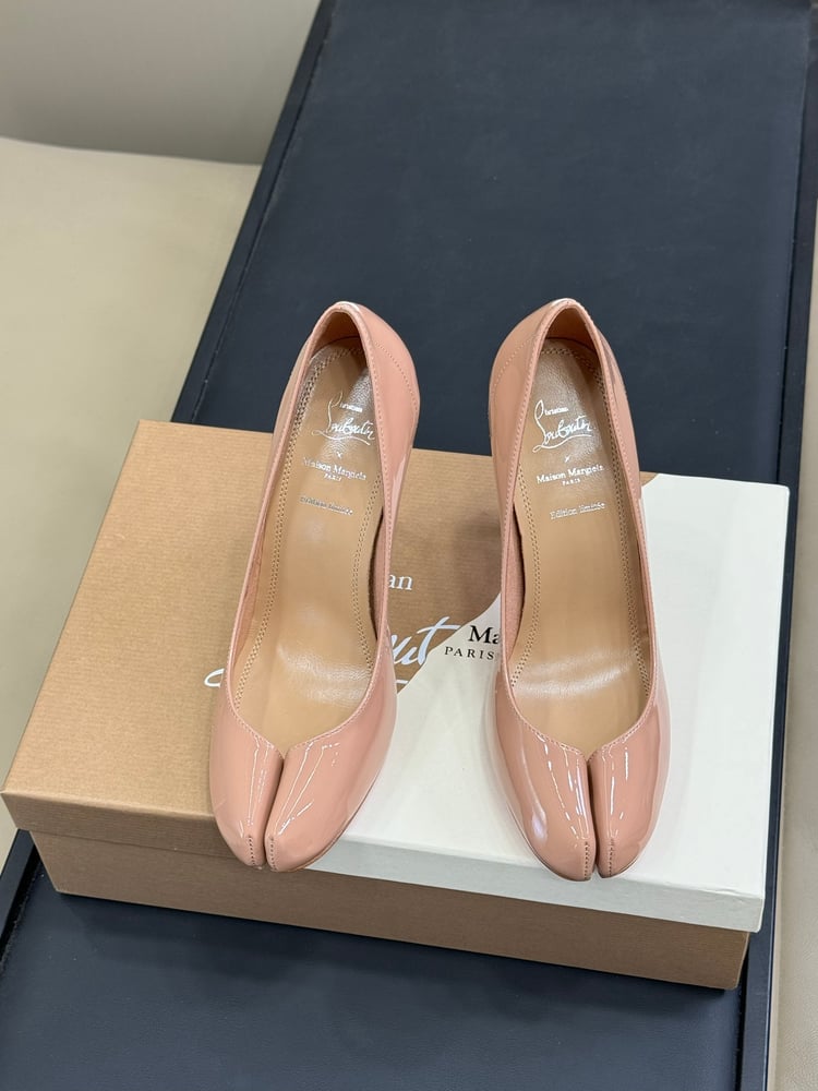 حذاء مسطح من Maison Margiela x Christian Louboutin Tabi باللون الوردي