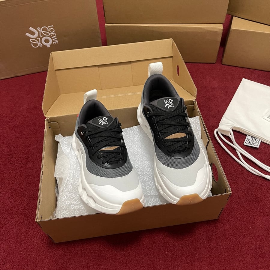 حذاء رياضي Loewe x On Cloudtilt 2.0 باللونين الأبيض والأسود