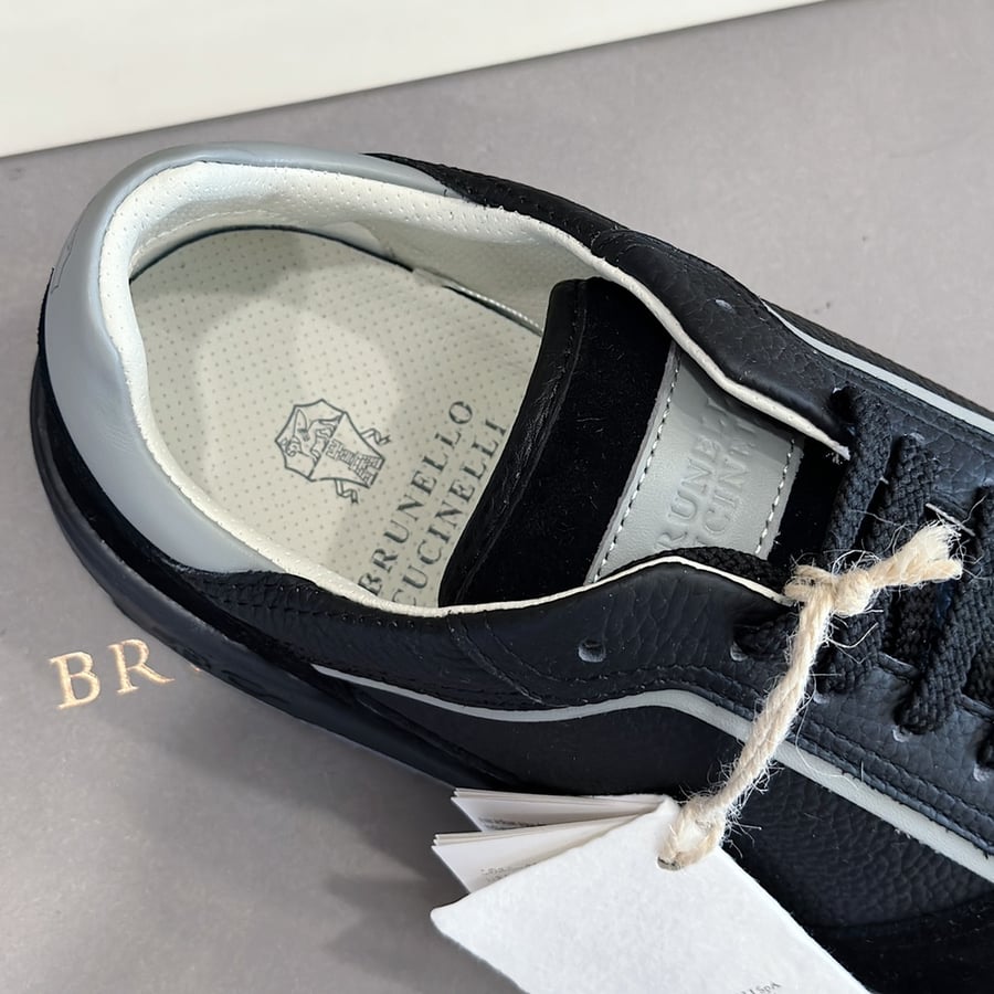 حذاء رياضي رجالي من Brunello Cucinelli مصنوع من جلد العجل السويدي باللون الأسود