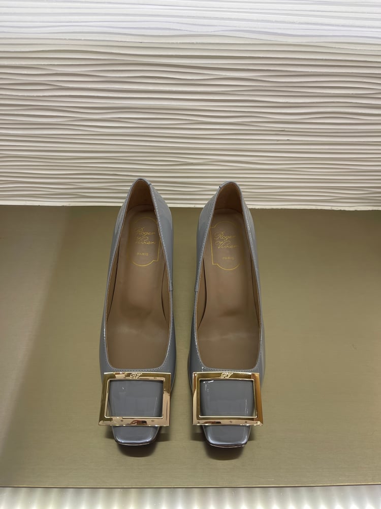 أحذيةً كلاسيكية مرصعة بألماس سواروفسكي من Roger Vivier