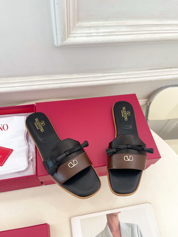 صندل فالنتينو من مجموعة V-Buckle Bowknot باللون الأسود