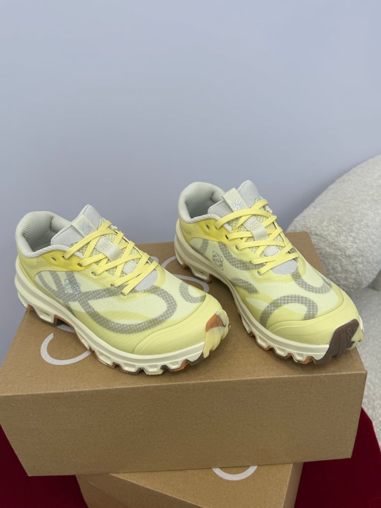 حذاء رياضي Loewe Cloudventure 2 باللون الأصفر