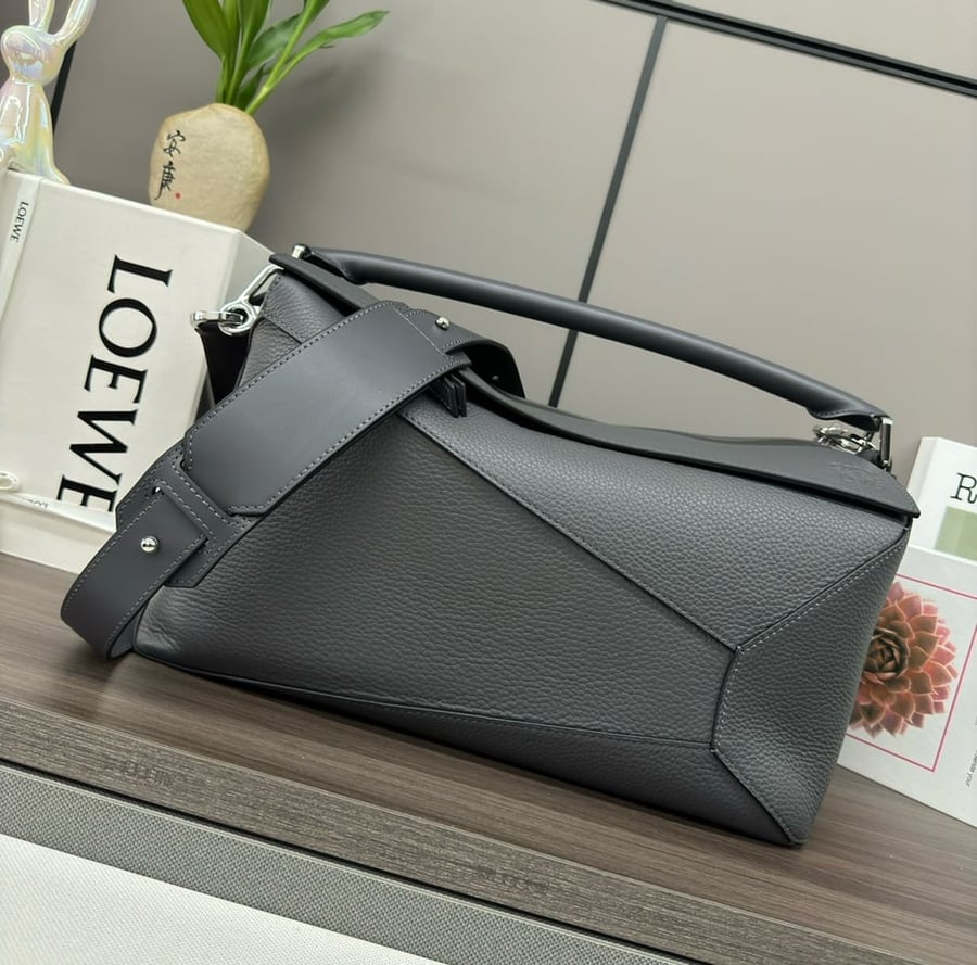 حقيبة Loewe Small Puzzle من جلد العجل الناعم باللون الرمادي