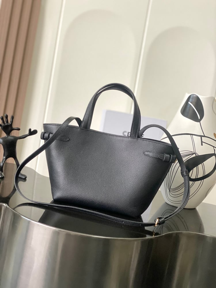 حقيبة سوداء صغيرة من جلد العجل المحبب من Celine Cabas Anais