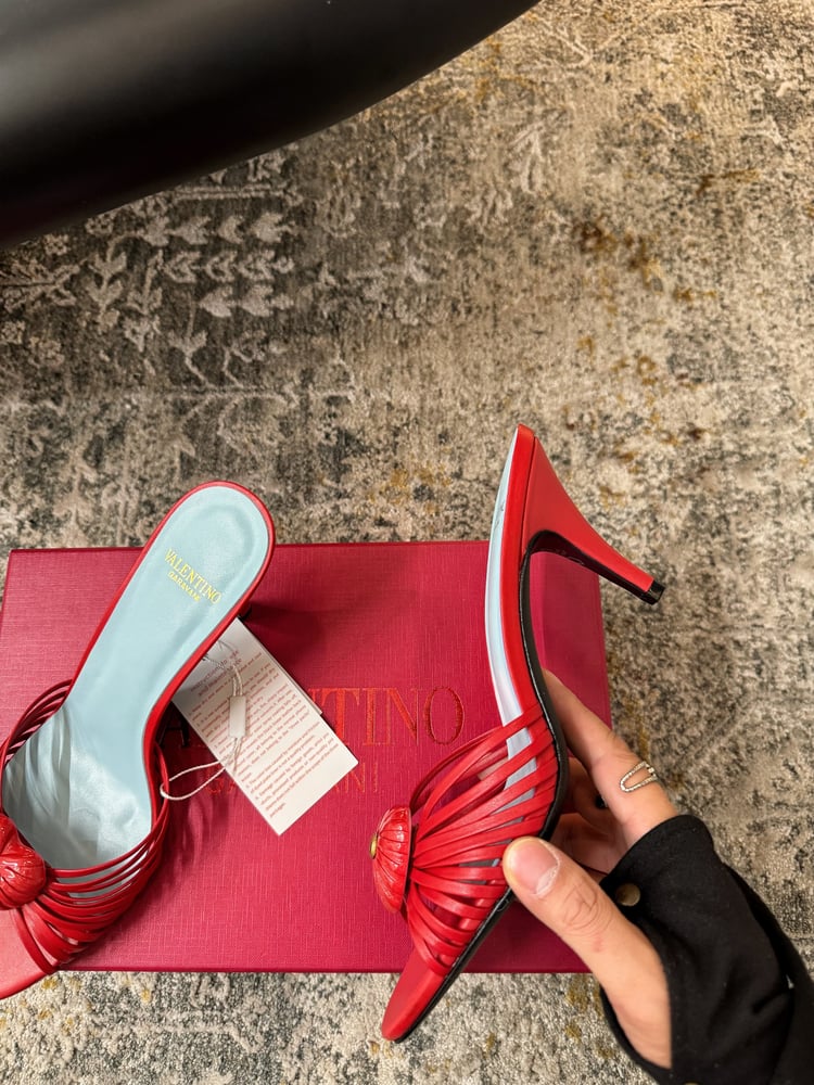 صندل جلدي من Valentino Garavani Royal Heart VLogo باللون الأحمر