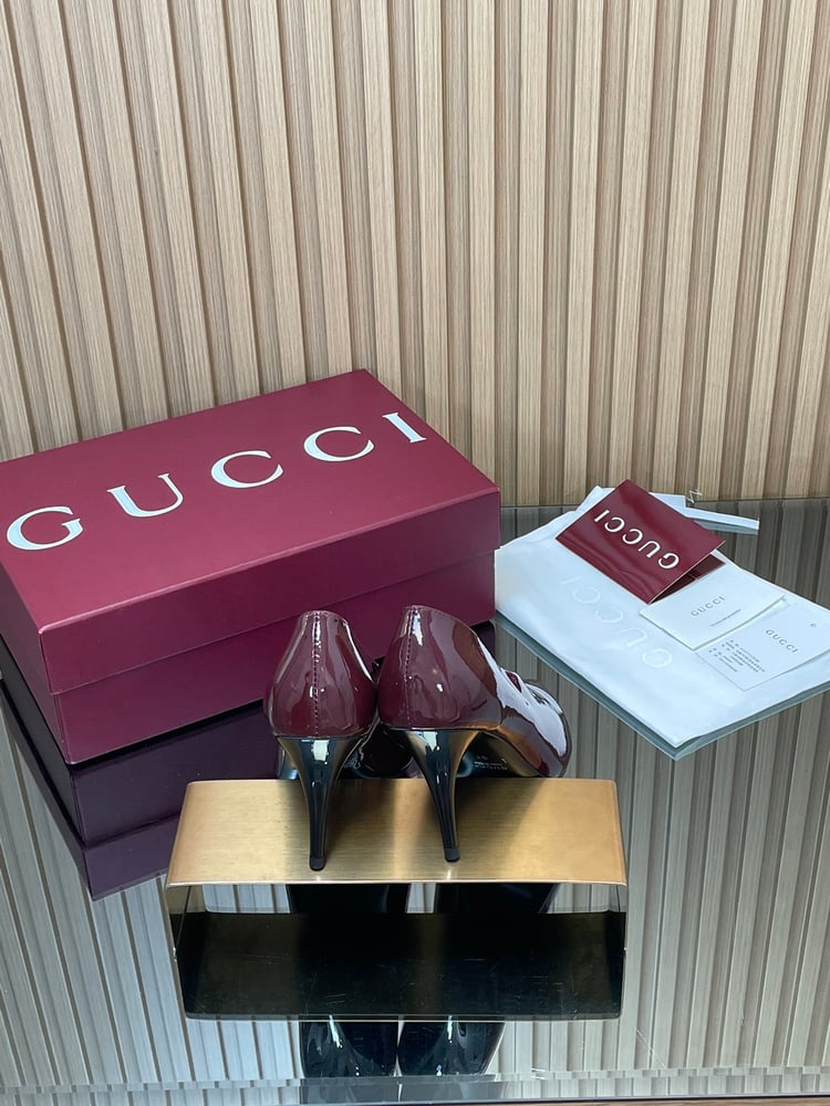 أحذية Gucci ذات الكعب العالي من الجلد اللامع على شكل حرف V بلون عنابي