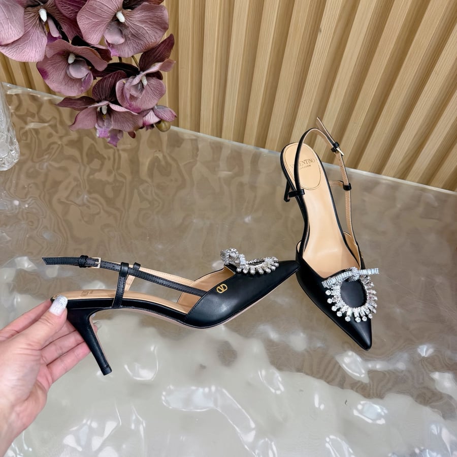 حذاء بكعب مفتوح من الخلف من الجلد مزين بالكريستال من Valentino Garavani VLogo Signature باللون الأسود