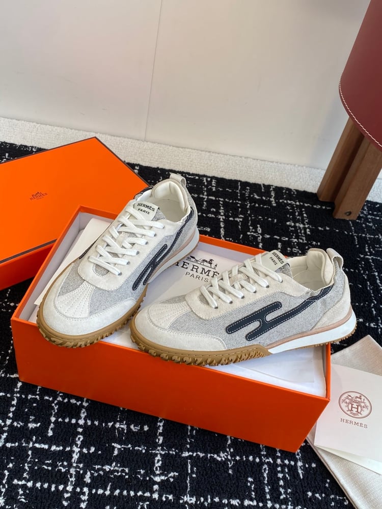 أحذية Jet Series الرياضية المصنوعة من جلد الغزال من Hermes بلون ابيض\رمادي\ازرق