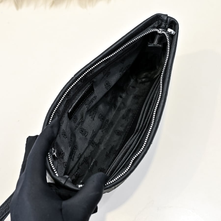 حقيبة كلتش Pouch غوتشي جلدية منقوشة بشعار GG باللون الأسود