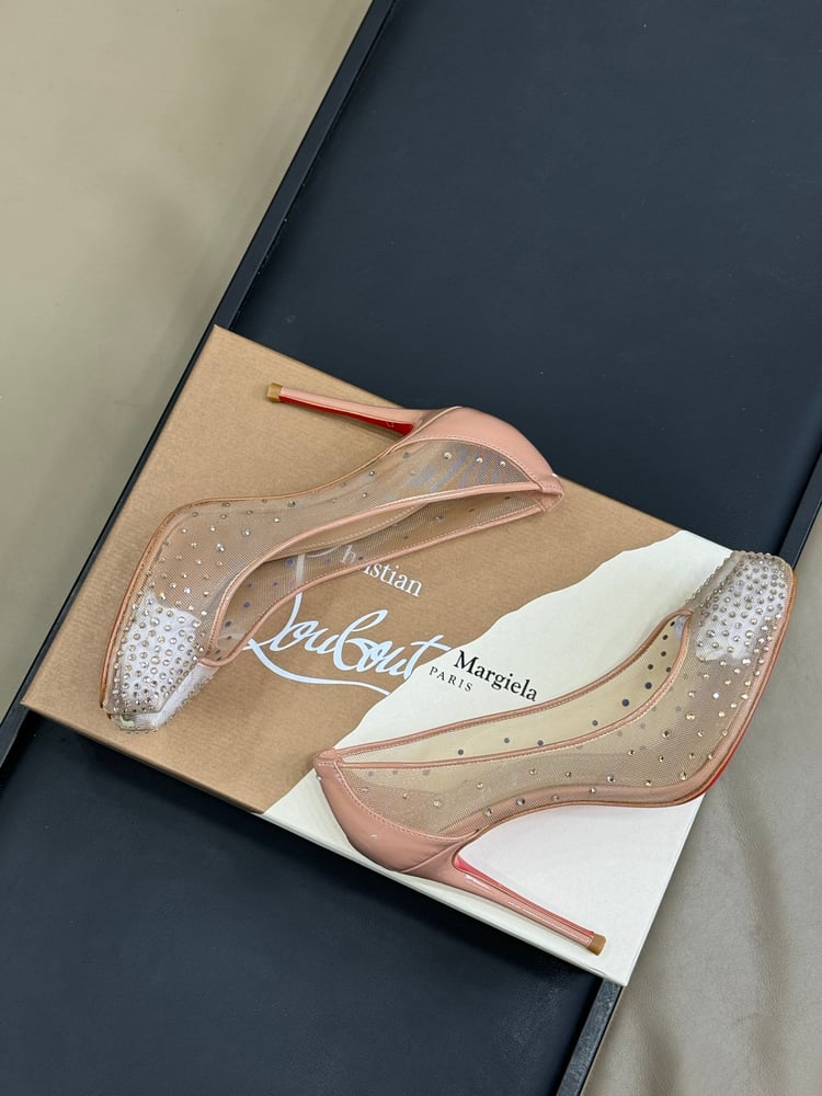 حذاء مسطح Maison Margiela x Christian Louboutin Tabi باللون الأبيض