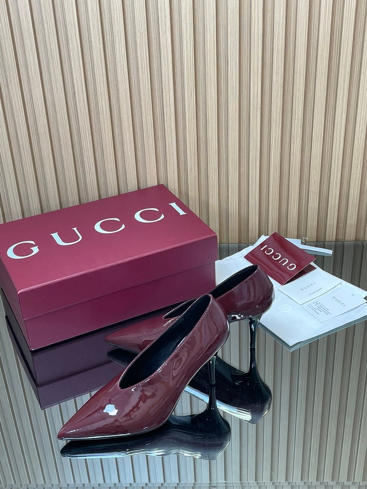 أحذية Gucci ذات الكعب العالي من الجلد اللامع على شكل حرف V بلون عنابي