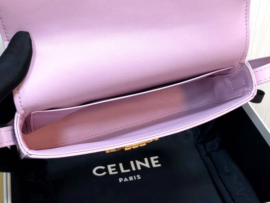 حقيبة كتف CELINE Triomphe من جلد البقر بشعار Arc de Triomphe بلون وردي