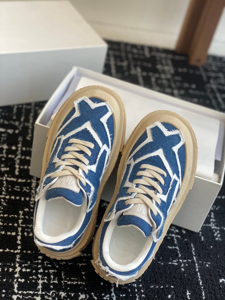 حذاء رياضي Maison Margiela ذو نعل سميك باللون الأزرق