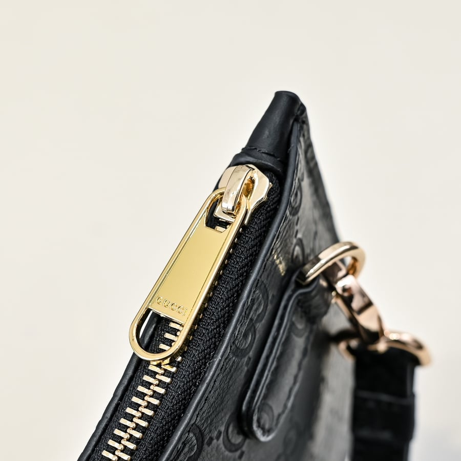 حقيبة كلتش Pouch غوتشي جلدية منقوشة بشعار GG باللون الأسود